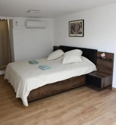 Maison D'hotes - Chambre-kitchenette-salle De Bain-espace Exterieur 3*